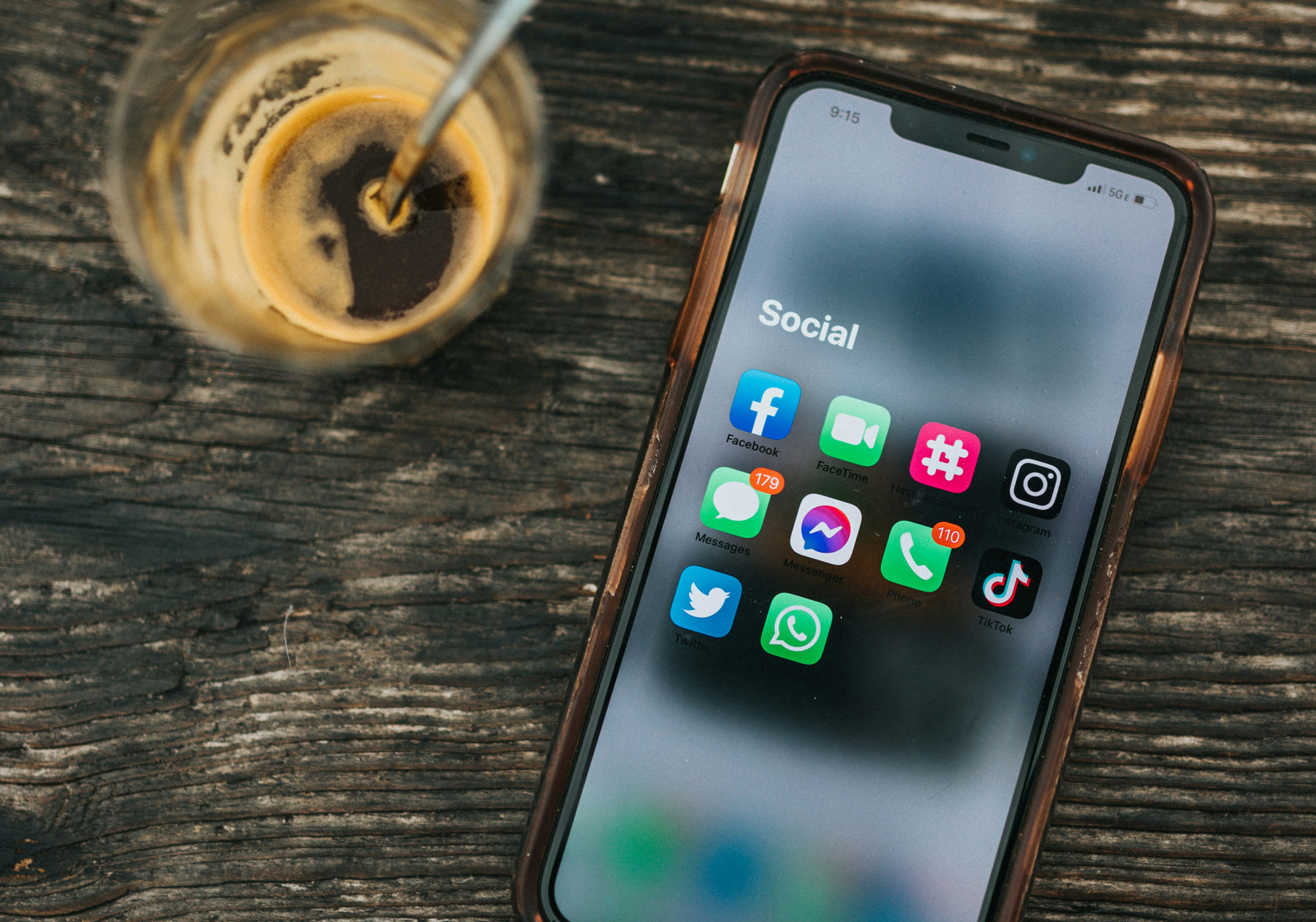 Smartphone liegt auf Tisch
