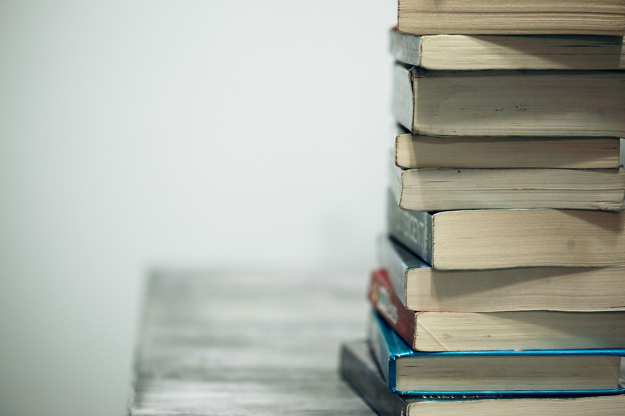 Bücher auf Tisch